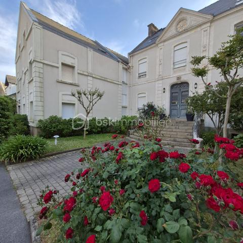 PORNICHET – APPARTEMENT D'EXCEPTION EN FRONT DE MER

Face à l'océan, sur l'une des adresses les plus convoitées de Pornichet, cet appartement de prestige offre un panorama remarquable sur la baie, de la Grande Plage de La Baule jusqu'au Pouliguen ( pointe du Penchâteau).
Situé au premier étage d'une résidence recherchée avec accès direct à la plage, ce bien développe plus de 124 m² habitables dans un environnement où la mer devient le décor permanent du quotidien.
Dès l'entrée, la lumière naturelle s'impose comme un élément architectural à part entière. La vaste pièce de vie de plus de 42 m² s'ouvre sur un balcon dominant l'océan, offrant une perspective spectaculaire sur le littoral et les horizons changeants de la côte atlantique.
La distribution comprend une cuisine indépendante, trois chambres, une salle d'eau, une buanderie ainsi que deux toilettes. Chaque espace a été pensé pour profiter pleinement de cet emplacement exceptionnel.
À seulement quelques pas du boulevard du Port, des commerces et des restaurants, l'appartement conjugue parfaitement la douceur de vivre balnéaire et les commodités du centre de Pornichet.
Garage privatif et cave complètent les prestations de cette propriété rare.
Une adresse confidentielle où la lumière, la mer et l'élégance composent un art de vivre d'exception.
Un bien rare pour vivre Pornichet au premier rang.
