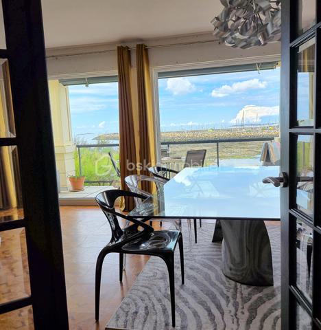 PORNICHET – APPARTEMENT D'EXCEPTION EN FRONT DE MER

Face à l'océan, sur l'une des adresses les plus convoitées de Pornichet, cet appartement de prestige offre un panorama remarquable sur la baie, de la Grande Plage de La Baule jusqu'au Pouliguen ( pointe du Penchâteau).
Situé au premier étage d'une résidence recherchée avec accès direct à la plage, ce bien développe plus de 124 m² habitables dans un environnement où la mer devient le décor permanent du quotidien.
Dès l'entrée, la lumière naturelle s'impose comme un élément architectural à part entière. La vaste pièce de vie de plus de 42 m² s'ouvre sur un balcon dominant l'océan, offrant une perspective spectaculaire sur le littoral et les horizons changeants de la côte atlantique.
La distribution comprend une cuisine indépendante, trois chambres, une salle d'eau, une buanderie ainsi que deux toilettes. Chaque espace a été pensé pour profiter pleinement de cet emplacement exceptionnel.
À seulement quelques pas du boulevard du Port, des commerces et des restaurants, l'appartement conjugue parfaitement la douceur de vivre balnéaire et les commodités du centre de Pornichet.
Garage privatif et cave complètent les prestations de cette propriété rare.
Une adresse confidentielle où la lumière, la mer et l'élégance composent un art de vivre d'exception.
Un bien rare pour vivre Pornichet au premier rang.
