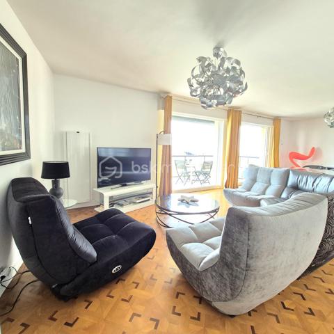PORNICHET – APPARTEMENT D'EXCEPTION EN FRONT DE MER

Face à l'océan, sur l'une des adresses les plus convoitées de Pornichet, cet appartement de prestige offre un panorama remarquable sur la baie, de la Grande Plage de La Baule jusqu'au Pouliguen ( pointe du Penchâteau).
Situé au premier étage d'une résidence recherchée avec accès direct à la plage, ce bien développe plus de 124 m² habitables dans un environnement où la mer devient le décor permanent du quotidien.
Dès l'entrée, la lumière naturelle s'impose comme un élément architectural à part entière. La vaste pièce de vie de plus de 42 m² s'ouvre sur un balcon dominant l'océan, offrant une perspective spectaculaire sur le littoral et les horizons changeants de la côte atlantique.
La distribution comprend une cuisine indépendante, trois chambres, une salle d'eau, une buanderie ainsi que deux toilettes. Chaque espace a été pensé pour profiter pleinement de cet emplacement exceptionnel.
À seulement quelques pas du boulevard du Port, des commerces et des restaurants, l'appartement conjugue parfaitement la douceur de vivre balnéaire et les commodités du centre de Pornichet.
Garage privatif et cave complètent les prestations de cette propriété rare.
Une adresse confidentielle où la lumière, la mer et l'élégance composent un art de vivre d'exception.
Un bien rare pour vivre Pornichet au premier rang.