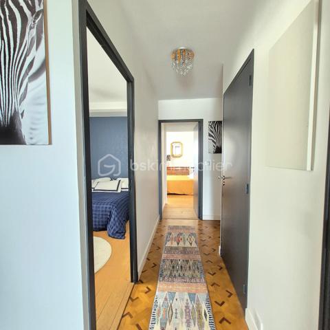 PORNICHET – APPARTEMENT D'EXCEPTION EN FRONT DE MER

Face à l'océan, sur l'une des adresses les plus convoitées de Pornichet, cet appartement de prestige offre un panorama remarquable sur la baie, de la Grande Plage de La Baule jusqu'au Pouliguen ( pointe du Penchâteau).
Situé au premier étage d'une résidence recherchée avec accès direct à la plage, ce bien développe plus de 124 m² habitables dans un environnement où la mer devient le décor permanent du quotidien.
Dès l'entrée, la lumière naturelle s'impose comme un élément architectural à part entière. La vaste pièce de vie de plus de 42 m² s'ouvre sur un balcon dominant l'océan, offrant une perspective spectaculaire sur le littoral et les horizons changeants de la côte atlantique.
La distribution comprend une cuisine indépendante, trois chambres, une salle d'eau, une buanderie ainsi que deux toilettes. Chaque espace a été pensé pour profiter pleinement de cet emplacement exceptionnel.
À seulement quelques pas du boulevard du Port, des commerces et des restaurants, l'appartement conjugue parfaitement la douceur de vivre balnéaire et les commodités du centre de Pornichet.
Garage privatif et cave complètent les prestations de cette propriété rare.
Une adresse confidentielle où la lumière, la mer et l'élégance composent un art de vivre d'exception.
Un bien rare pour vivre Pornichet au premier rang.