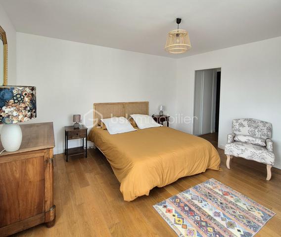 PORNICHET – APPARTEMENT D'EXCEPTION EN FRONT DE MER

Face à l'océan, sur l'une des adresses les plus convoitées de Pornichet, cet appartement de prestige offre un panorama remarquable sur la baie, de la Grande Plage de La Baule jusqu'au Pouliguen ( pointe du Penchâteau).
Situé au premier étage d'une résidence recherchée avec accès direct à la plage, ce bien développe plus de 124 m² habitables dans un environnement où la mer devient le décor permanent du quotidien.
Dès l'entrée, la lumière naturelle s'impose comme un élément architectural à part entière. La vaste pièce de vie de plus de 42 m² s'ouvre sur un balcon dominant l'océan, offrant une perspective spectaculaire sur le littoral et les horizons changeants de la côte atlantique.
La distribution comprend une cuisine indépendante, trois chambres, une salle d'eau, une buanderie ainsi que deux toilettes. Chaque espace a été pensé pour profiter pleinement de cet emplacement exceptionnel.
À seulement quelques pas du boulevard du Port, des commerces et des restaurants, l'appartement conjugue parfaitement la douceur de vivre balnéaire et les commodités du centre de Pornichet.
Garage privatif et cave complètent les prestations de cette propriété rare.
Une adresse confidentielle où la lumière, la mer et l'élégance composent un art de vivre d'exception.
Un bien rare pour vivre Pornichet au premier rang.