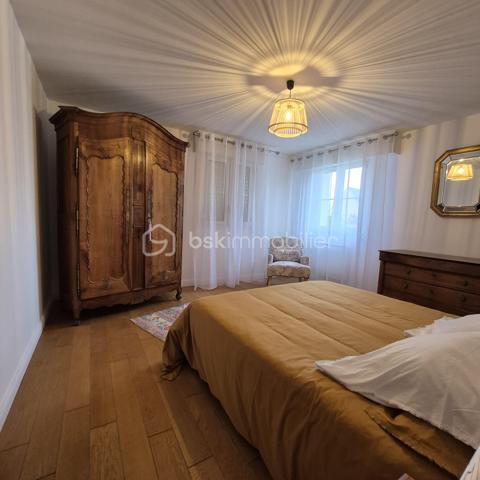 PORNICHET – APPARTEMENT D'EXCEPTION EN FRONT DE MER

Face à l'océan, sur l'une des adresses les plus convoitées de Pornichet, cet appartement de prestige offre un panorama remarquable sur la baie, de la Grande Plage de La Baule jusqu'au Pouliguen ( pointe du Penchâteau).
Situé au premier étage d'une résidence recherchée avec accès direct à la plage, ce bien développe plus de 124 m² habitables dans un environnement où la mer devient le décor permanent du quotidien.
Dès l'entrée, la lumière naturelle s'impose comme un élément architectural à part entière. La vaste pièce de vie de plus de 42 m² s'ouvre sur un balcon dominant l'océan, offrant une perspective spectaculaire sur le littoral et les horizons changeants de la côte atlantique.
La distribution comprend une cuisine indépendante, trois chambres, une salle d'eau, une buanderie ainsi que deux toilettes. Chaque espace a été pensé pour profiter pleinement de cet emplacement exceptionnel.
À seulement quelques pas du boulevard du Port, des commerces et des restaurants, l'appartement conjugue parfaitement la douceur de vivre balnéaire et les commodités du centre de Pornichet.
Garage privatif et cave complètent les prestations de cette propriété rare.
Une adresse confidentielle où la lumière, la mer et l'élégance composent un art de vivre d'exception.
Un bien rare pour vivre Pornichet au premier rang.