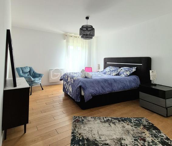 PORNICHET – APPARTEMENT D'EXCEPTION EN FRONT DE MER

Face à l'océan, sur l'une des adresses les plus convoitées de Pornichet, cet appartement de prestige offre un panorama remarquable sur la baie, de la Grande Plage de La Baule jusqu'au Pouliguen ( pointe du Penchâteau).
Situé au premier étage d'une résidence recherchée avec accès direct à la plage, ce bien développe plus de 124 m² habitables dans un environnement où la mer devient le décor permanent du quotidien.
Dès l'entrée, la lumière naturelle s'impose comme un élément architectural à part entière. La vaste pièce de vie de plus de 42 m² s'ouvre sur un balcon dominant l'océan, offrant une perspective spectaculaire sur le littoral et les horizons changeants de la côte atlantique.
La distribution comprend une cuisine indépendante, trois chambres, une salle d'eau, une buanderie ainsi que deux toilettes. Chaque espace a été pensé pour profiter pleinement de cet emplacement exceptionnel.
À seulement quelques pas du boulevard du Port, des commerces et des restaurants, l'appartement conjugue parfaitement la douceur de vivre balnéaire et les commodités du centre de Pornichet.
Garage privatif et cave complètent les prestations de cette propriété rare.
Une adresse confidentielle où la lumière, la mer et l'élégance composent un art de vivre d'exception.
Un bien rare pour vivre Pornichet au premier rang.