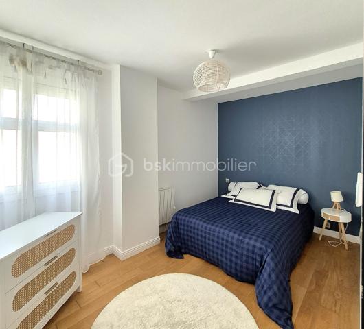 PORNICHET – APPARTEMENT D'EXCEPTION EN FRONT DE MER

Face à l'océan, sur l'une des adresses les plus convoitées de Pornichet, cet appartement de prestige offre un panorama remarquable sur la baie, de la Grande Plage de La Baule jusqu'au Pouliguen ( pointe du Penchâteau).
Situé au premier étage d'une résidence recherchée avec accès direct à la plage, ce bien développe plus de 124 m² habitables dans un environnement où la mer devient le décor permanent du quotidien.
Dès l'entrée, la lumière naturelle s'impose comme un élément architectural à part entière. La vaste pièce de vie de plus de 42 m² s'ouvre sur un balcon dominant l'océan, offrant une perspective spectaculaire sur le littoral et les horizons changeants de la côte atlantique.
La distribution comprend une cuisine indépendante, trois chambres, une salle d'eau, une buanderie ainsi que deux toilettes. Chaque espace a été pensé pour profiter pleinement de cet emplacement exceptionnel.
À seulement quelques pas du boulevard du Port, des commerces et des restaurants, l'appartement conjugue parfaitement la douceur de vivre balnéaire et les commodités du centre de Pornichet.
Garage privatif et cave complètent les prestations de cette propriété rare.
Une adresse confidentielle où la lumière, la mer et l'élégance composent un art de vivre d'exception.
Un bien rare pour vivre Pornichet au premier rang.