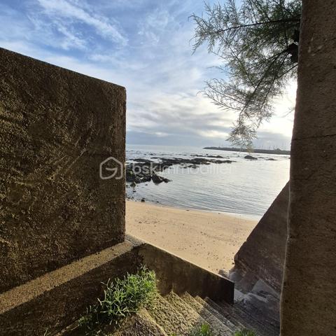 PORNICHET – APPARTEMENT D'EXCEPTION EN FRONT DE MER

Face à l'océan, sur l'une des adresses les plus convoitées de Pornichet, cet appartement de prestige offre un panorama remarquable sur la baie, de la Grande Plage de La Baule jusqu'au Pouliguen ( pointe du Penchâteau).
Situé au premier étage d'une résidence recherchée avec accès direct à la plage, ce bien développe plus de 124 m² habitables dans un environnement où la mer devient le décor permanent du quotidien.
Dès l'entrée, la lumière naturelle s'impose comme un élément architectural à part entière. La vaste pièce de vie de plus de 42 m² s'ouvre sur un balcon dominant l'océan, offrant une perspective spectaculaire sur le littoral et les horizons changeants de la côte atlantique.
La distribution comprend une cuisine indépendante, trois chambres, une salle d'eau, une buanderie ainsi que deux toilettes. Chaque espace a été pensé pour profiter pleinement de cet emplacement exceptionnel.
À seulement quelques pas du boulevard du Port, des commerces et des restaurants, l'appartement conjugue parfaitement la douceur de vivre balnéaire et les commodités du centre de Pornichet.
Garage privatif et cave complètent les prestations de cette propriété rare.
Une adresse confidentielle où la lumière, la mer et l'élégance composent un art de vivre d'exception.
Un bien rare pour vivre Pornichet au premier rang.