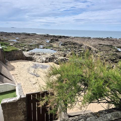 PORNICHET – APPARTEMENT D'EXCEPTION EN FRONT DE MER

Face à l'océan, sur l'une des adresses les plus convoitées de Pornichet, cet appartement de prestige offre un panorama remarquable sur la baie, de la Grande Plage de La Baule jusqu'au Pouliguen ( pointe du Penchâteau).
Situé au premier étage d'une résidence recherchée avec accès direct à la plage, ce bien développe plus de 124 m² habitables dans un environnement où la mer devient le décor permanent du quotidien.
Dès l'entrée, la lumière naturelle s'impose comme un élément architectural à part entière. La vaste pièce de vie de plus de 42 m² s'ouvre sur un balcon dominant l'océan, offrant une perspective spectaculaire sur le littoral et les horizons changeants de la côte atlantique.
La distribution comprend une cuisine indépendante, trois chambres, une salle d'eau, une buanderie ainsi que deux toilettes. Chaque espace a été pensé pour profiter pleinement de cet emplacement exceptionnel.
À seulement quelques pas du boulevard du Port, des commerces et des restaurants, l'appartement conjugue parfaitement la douceur de vivre balnéaire et les commodités du centre de Pornichet.
Garage privatif et cave complètent les prestations de cette propriété rare.
Une adresse confidentielle où la lumière, la mer et l'élégance composent un art de vivre d'exception.
Un bien rare pour vivre Pornichet au premier rang.