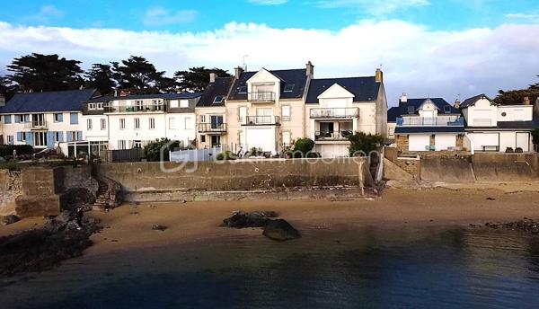 PORNICHET – APPARTEMENT D'EXCEPTION EN FRONT DE MER

Face à l'océan, sur l'une des adresses les plus convoitées de Pornichet, cet appartement de prestige offre un panorama remarquable sur la baie, de la Grande Plage de La Baule jusqu'au Pouliguen ( pointe du Penchâteau).
Situé au premier étage d'une résidence recherchée avec accès direct à la plage, ce bien développe plus de 124 m² habitables dans un environnement où la mer devient le décor permanent du quotidien.
Dès l'entrée, la lumière naturelle s'impose comme un élément architectural à part entière. La vaste pièce de vie de plus de 42 m² s'ouvre sur un balcon dominant l'océan, offrant une perspective spectaculaire sur le littoral et les horizons changeants de la côte atlantique.
La distribution comprend une cuisine indépendante, trois chambres, une salle d'eau, une buanderie ainsi que deux toilettes. Chaque espace a été pensé pour profiter pleinement de cet emplacement exceptionnel.
À seulement quelques pas du boulevard du Port, des commerces et des restaurants, l'appartement conjugue parfaitement la douceur de vivre balnéaire et les commodités du centre de Pornichet.
Garage privatif et cave complètent les prestations de cette propriété rare.
Une adresse confidentielle où la lumière, la mer et l'élégance composent un art de vivre d'exception.
Un bien rare pour vivre Pornichet au premier rang.