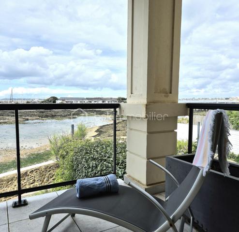 PORNICHET – APPARTEMENT D'EXCEPTION EN FRONT DE MER

Face à l'océan, sur l'une des adresses les plus convoitées de Pornichet, cet appartement de prestige offre un panorama remarquable sur la baie, de la Grande Plage de La Baule jusqu'au Pouliguen ( pointe du Penchâteau).
Situé au premier étage d'une résidence recherchée avec accès direct à la plage, ce bien développe plus de 124 m² habitables dans un environnement où la mer devient le décor permanent du quotidien.
Dès l'entrée, la lumière naturelle s'impose comme un élément architectural à part entière. La vaste pièce de vie de plus de 42 m² s'ouvre sur un balcon dominant l'océan, offrant une perspective spectaculaire sur le littoral et les horizons changeants de la côte atlantique.
La distribution comprend une cuisine indépendante, trois chambres, une salle d'eau, une buanderie ainsi que deux toilettes. Chaque espace a été pensé pour profiter pleinement de cet emplacement exceptionnel.
À seulement quelques pas du boulevard du Port, des commerces et des restaurants, l'appartement conjugue parfaitement la douceur de vivre balnéaire et les commodités du centre de Pornichet.
Garage privatif et cave complètent les prestations de cette propriété rare.
Une adresse confidentielle où la lumière, la mer et l'élégance composent un art de vivre d'exception.
Un bien rare pour vivre Pornichet au premier rang.