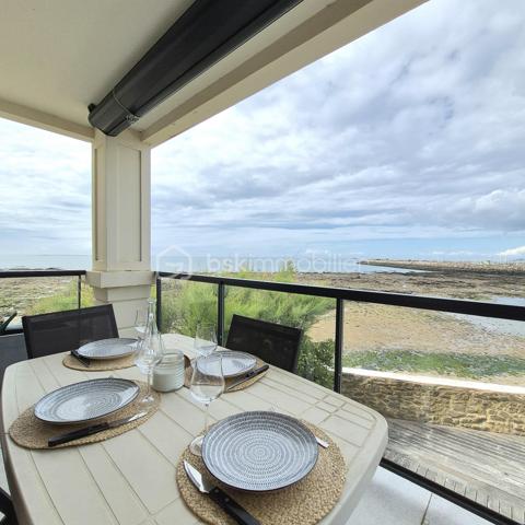 PORNICHET – APPARTEMENT D'EXCEPTION EN FRONT DE MER

Face à l'océan, sur l'une des adresses les plus convoitées de Pornichet, cet appartement de prestige offre un panorama remarquable sur la baie, de la Grande Plage de La Baule jusqu'au Pouliguen ( pointe du Penchâteau).
Situé au premier étage d'une résidence recherchée avec accès direct à la plage, ce bien développe plus de 124 m² habitables dans un environnement où la mer devient le décor permanent du quotidien.
Dès l'entrée, la lumière naturelle s'impose comme un élément architectural à part entière. La vaste pièce de vie de plus de 42 m² s'ouvre sur un balcon dominant l'océan, offrant une perspective spectaculaire sur le littoral et les horizons changeants de la côte atlantique.
La distribution comprend une cuisine indépendante, trois chambres, une salle d'eau, une buanderie ainsi que deux toilettes. Chaque espace a été pensé pour profiter pleinement de cet emplacement exceptionnel.
À seulement quelques pas du boulevard du Port, des commerces et des restaurants, l'appartement conjugue parfaitement la douceur de vivre balnéaire et les commodités du centre de Pornichet.
Garage privatif et cave complètent les prestations de cette propriété rare.
Une adresse confidentielle où la lumière, la mer et l'élégance composent un art de vivre d'exception.
Un bien rare pour vivre Pornichet au premier rang.