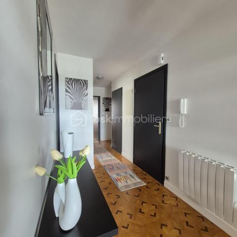 PORNICHET – APPARTEMENT D'EXCEPTION EN FRONT DE MER

Face à l'océan, sur l'une des adresses les plus convoitées de Pornichet, cet appartement de prestige offre un panorama remarquable sur la baie, de la Grande Plage de La Baule jusqu'au Pouliguen ( pointe du Penchâteau).
Situé au premier étage d'une résidence recherchée avec accès direct à la plage, ce bien développe plus de 124 m² habitables dans un environnement où la mer devient le décor permanent du quotidien.
Dès l'entrée, la lumière naturelle s'impose comme un élément architectural à part entière. La vaste pièce de vie de plus de 42 m² s'ouvre sur un balcon dominant l'océan, offrant une perspective spectaculaire sur le littoral et les horizons changeants de la côte atlantique.
La distribution comprend une cuisine indépendante, trois chambres, une salle d'eau, une buanderie ainsi que deux toilettes. Chaque espace a été pensé pour profiter pleinement de cet emplacement exceptionnel.
À seulement quelques pas du boulevard du Port, des commerces et des restaurants, l'appartement conjugue parfaitement la douceur de vivre balnéaire et les commodités du centre de Pornichet.
Garage privatif et cave complètent les prestations de cette propriété rare.
Une adresse confidentielle où la lumière, la mer et l'élégance composent un art de vivre d'exception.
Un bien rare pour vivre Pornichet au premier rang.
