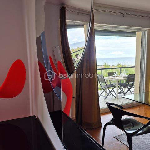 PORNICHET – APPARTEMENT D'EXCEPTION EN FRONT DE MER

Face à l'océan, sur l'une des adresses les plus convoitées de Pornichet, cet appartement de prestige offre un panorama remarquable sur la baie, de la Grande Plage de La Baule jusqu'au Pouliguen ( pointe du Penchâteau).
Situé au premier étage d'une résidence recherchée avec accès direct à la plage, ce bien développe plus de 124 m² habitables dans un environnement où la mer devient le décor permanent du quotidien.
Dès l'entrée, la lumière naturelle s'impose comme un élément architectural à part entière. La vaste pièce de vie de plus de 42 m² s'ouvre sur un balcon dominant l'océan, offrant une perspective spectaculaire sur le littoral et les horizons changeants de la côte atlantique.
La distribution comprend une cuisine indépendante, trois chambres, une salle d'eau, une buanderie ainsi que deux toilettes. Chaque espace a été pensé pour profiter pleinement de cet emplacement exceptionnel.
À seulement quelques pas du boulevard du Port, des commerces et des restaurants, l'appartement conjugue parfaitement la douceur de vivre balnéaire et les commodités du centre de Pornichet.
Garage privatif et cave complètent les prestations de cette propriété rare.
Une adresse confidentielle où la lumière, la mer et l'élégance composent un art de vivre d'exception.
Un bien rare pour vivre Pornichet au premier rang.