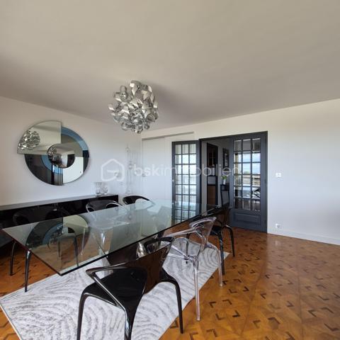 PORNICHET – APPARTEMENT D'EXCEPTION EN FRONT DE MER

Face à l'océan, sur l'une des adresses les plus convoitées de Pornichet, cet appartement de prestige offre un panorama remarquable sur la baie, de la Grande Plage de La Baule jusqu'au Pouliguen ( pointe du Penchâteau).
Situé au premier étage d'une résidence recherchée avec accès direct à la plage, ce bien développe plus de 124 m² habitables dans un environnement où la mer devient le décor permanent du quotidien.
Dès l'entrée, la lumière naturelle s'impose comme un élément architectural à part entière. La vaste pièce de vie de plus de 42 m² s'ouvre sur un balcon dominant l'océan, offrant une perspective spectaculaire sur le littoral et les horizons changeants de la côte atlantique.
La distribution comprend une cuisine indépendante, trois chambres, une salle d'eau, une buanderie ainsi que deux toilettes. Chaque espace a été pensé pour profiter pleinement de cet emplacement exceptionnel.
À seulement quelques pas du boulevard du Port, des commerces et des restaurants, l'appartement conjugue parfaitement la douceur de vivre balnéaire et les commodités du centre de Pornichet.
Garage privatif et cave complètent les prestations de cette propriété rare.
Une adresse confidentielle où la lumière, la mer et l'élégance composent un art de vivre d'exception.
Un bien rare pour vivre Pornichet au premier rang.