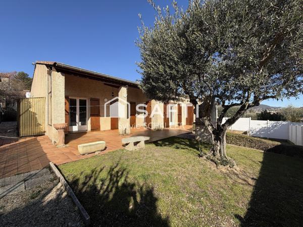 Maison de plain pied de construction traditionnelle avec garage