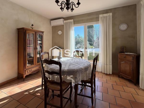 Maison de plain pied de construction traditionnelle avec garage