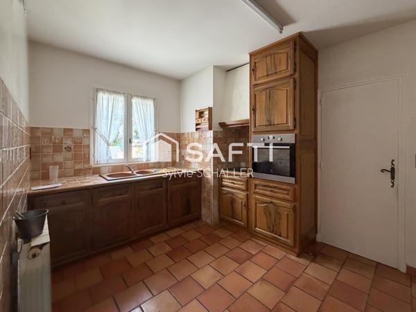 Maison de plain pied de construction traditionnelle avec garage