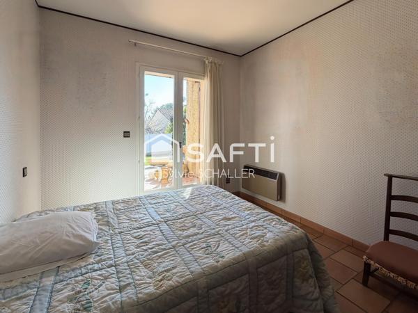 Maison de plain pied de construction traditionnelle avec garage