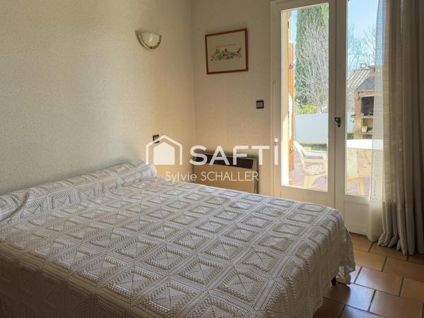 Maison de plain pied de construction traditionnelle avec garage