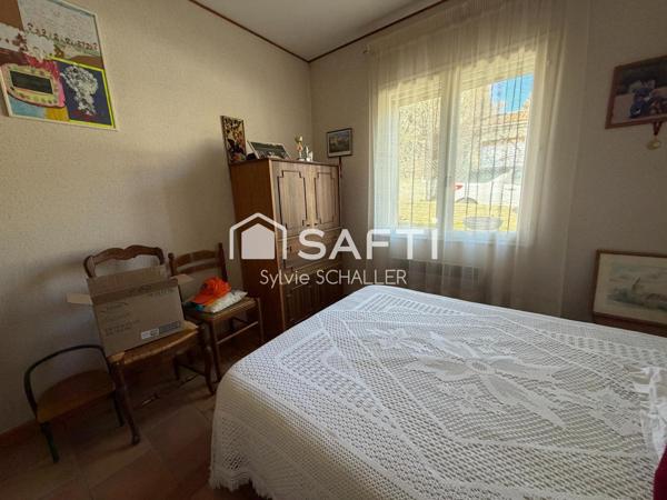 Maison de plain pied de construction traditionnelle avec garage