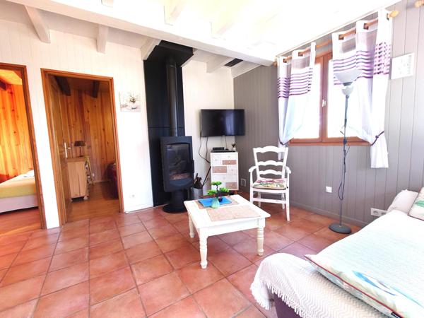 MAISON OSSATURE BOIS DANS SON ECRIN DE VERDURE