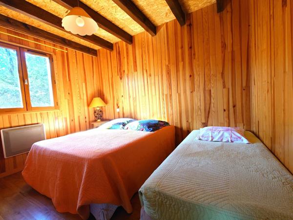 MAISON OSSATURE BOIS DANS SON ECRIN DE VERDURE