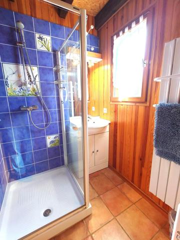 MAISON OSSATURE BOIS DANS SON ECRIN DE VERDURE