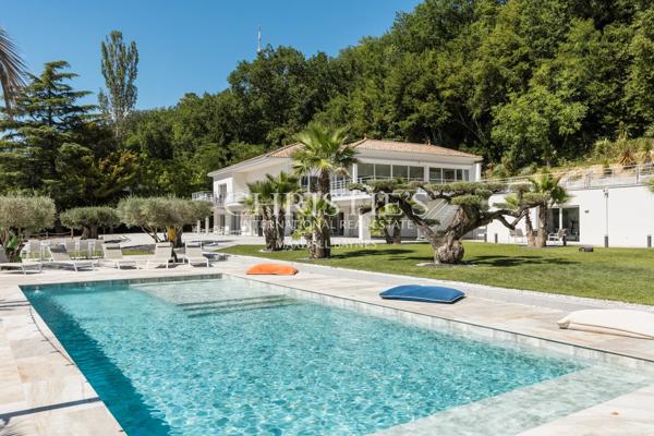 Propriété contemporaine d’exception avec piscine et vues dominantes aux portes de Bordeaux