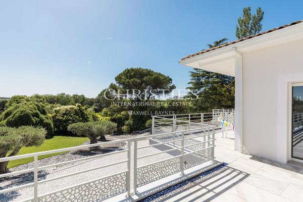 Propriété contemporaine d’exception avec piscine et vues dominantes aux portes de Bordeaux