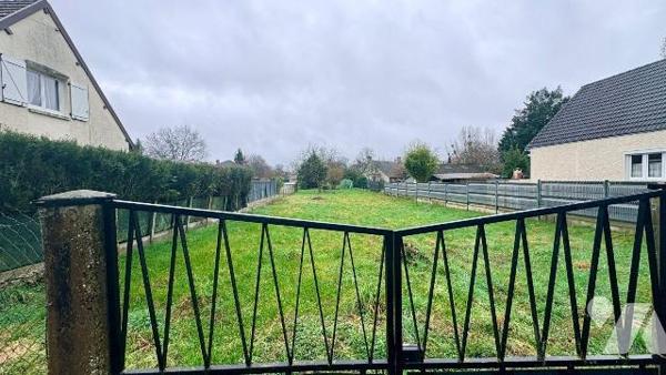 À vendre à Salbris (41),  terrain constructible d'une superficie de 663 m², surface déterminée ...