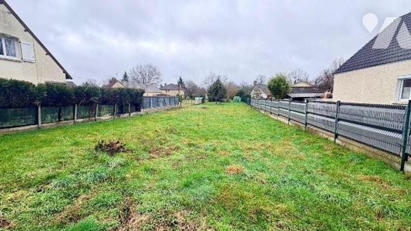 À vendre à Salbris (41),  terrain constructible d'une superficie de 663 m², surface déterminée ...