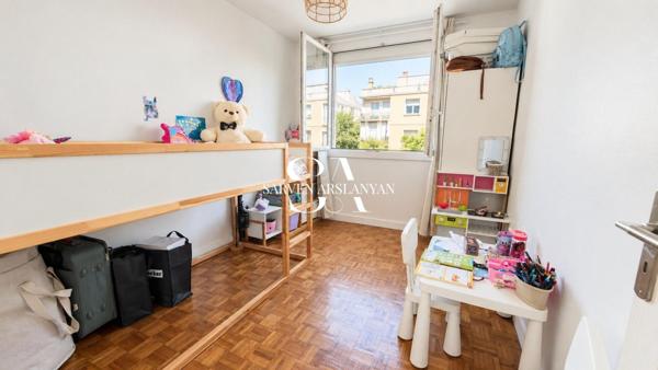 Appartement 4 pièces, 3 chambres. Proche écoles et commerces. RER D à moins de 10 min à pied.