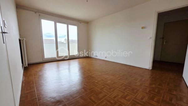 Découvrez cet agréable appartement de type F2, idéalement situé au sein d’une copropriété sécurisée, offrant confort et fonctionnalité au quotidien.
A proximité des commerces, transports et commodités.


Il se compose d’une cuisine indépendante, prolongée par un cellier attenant, parfait pour le rangement et l’organisation. Le séjour lumineux vous séduira par sa clarté et son ouverture sur l’extérieur.
L’espace nuit comprend une chambre confortable, une salle de bain, ainsi qu’un WC indépendant pour plus de praticité.
Vous profiterez également d’un balcon traversant, accessible depuis les différentes pièces, apportant luminosité.
Avec également une place de parking.
Un bien idéal pour un premier achat, un investissement locatif ou un pied-à-terre.
Les + :
Résidence sécurisée
Balcon traversant
Cuisine indépendante avec cellier
Bonne luminosité
À visiter sans tarder
