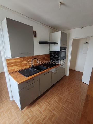 Découvrez cet agréable appartement de type F2, idéalement situé au sein d’une copropriété sécurisée, offrant confort et fonctionnalité au quotidien.
A proximité des commerces, transports et commodités.


Il se compose d’une cuisine indépendante, prolongée par un cellier attenant, parfait pour le rangement et l’organisation. Le séjour lumineux vous séduira par sa clarté et son ouverture sur l’extérieur.
L’espace nuit comprend une chambre confortable, une salle de bain, ainsi qu’un WC indépendant pour plus de praticité.
Vous profiterez également d’un balcon traversant, accessible depuis les différentes pièces, apportant luminosité.
Avec également une place de parking.
Un bien idéal pour un premier achat, un investissement locatif ou un pied-à-terre.
Les + :
Résidence sécurisée
Balcon traversant
Cuisine indépendante avec cellier
Bonne luminosité
À visiter sans tarder