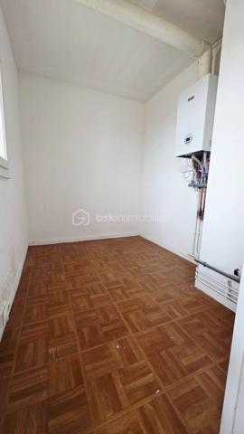 Découvrez cet agréable appartement de type F2, idéalement situé au sein d’une copropriété sécurisée, offrant confort et fonctionnalité au quotidien.
A proximité des commerces, transports et commodités.


Il se compose d’une cuisine indépendante, prolongée par un cellier attenant, parfait pour le rangement et l’organisation. Le séjour lumineux vous séduira par sa clarté et son ouverture sur l’extérieur.
L’espace nuit comprend une chambre confortable, une salle de bain, ainsi qu’un WC indépendant pour plus de praticité.
Vous profiterez également d’un balcon traversant, accessible depuis les différentes pièces, apportant luminosité.
Avec également une place de parking.
Un bien idéal pour un premier achat, un investissement locatif ou un pied-à-terre.
Les + :
Résidence sécurisée
Balcon traversant
Cuisine indépendante avec cellier
Bonne luminosité
À visiter sans tarder