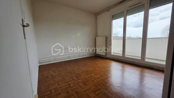 Découvrez cet agréable appartement de type F2, idéalement situé au sein d’une copropriété sécurisée, offrant confort et fonctionnalité au quotidien.
A proximité des commerces, transports et commodités.


Il se compose d’une cuisine indépendante, prolongée par un cellier attenant, parfait pour le rangement et l’organisation. Le séjour lumineux vous séduira par sa clarté et son ouverture sur l’extérieur.
L’espace nuit comprend une chambre confortable, une salle de bain, ainsi qu’un WC indépendant pour plus de praticité.
Vous profiterez également d’un balcon traversant, accessible depuis les différentes pièces, apportant luminosité.
Avec également une place de parking.
Un bien idéal pour un premier achat, un investissement locatif ou un pied-à-terre.
Les + :
Résidence sécurisée
Balcon traversant
Cuisine indépendante avec cellier
Bonne luminosité
À visiter sans tarder