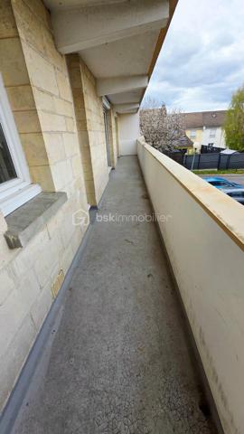 Découvrez cet agréable appartement de type F2, idéalement situé au sein d’une copropriété sécurisée, offrant confort et fonctionnalité au quotidien.
A proximité des commerces, transports et commodités.


Il se compose d’une cuisine indépendante, prolongée par un cellier attenant, parfait pour le rangement et l’organisation. Le séjour lumineux vous séduira par sa clarté et son ouverture sur l’extérieur.
L’espace nuit comprend une chambre confortable, une salle de bain, ainsi qu’un WC indépendant pour plus de praticité.
Vous profiterez également d’un balcon traversant, accessible depuis les différentes pièces, apportant luminosité.
Avec également une place de parking.
Un bien idéal pour un premier achat, un investissement locatif ou un pied-à-terre.
Les + :
Résidence sécurisée
Balcon traversant
Cuisine indépendante avec cellier
Bonne luminosité
À visiter sans tarder