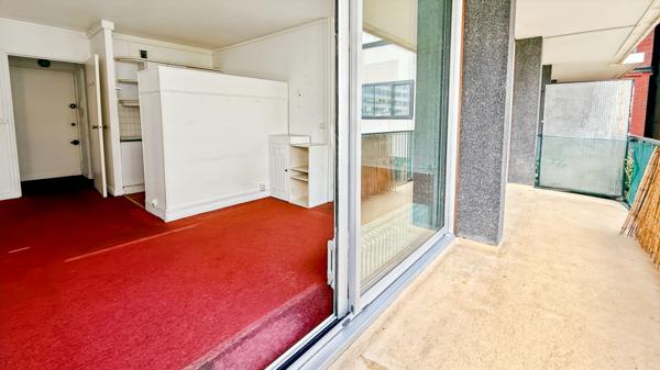 Découvrez ce grand studio avec balcon, idéalement situé dans le quartier prisé de Silly-Galliéni à Boulogne-Billancourt.