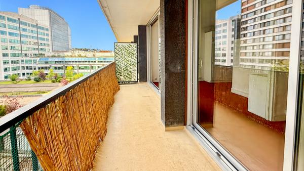 Découvrez ce grand studio avec balcon, idéalement situé dans le quartier prisé de Silly-Galliéni à Boulogne-Billancourt.