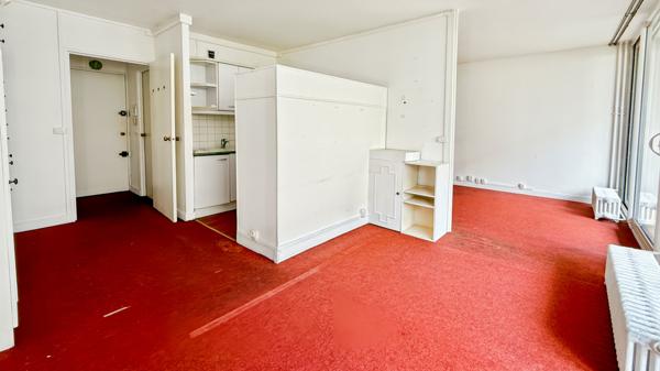 Découvrez ce grand studio avec balcon, idéalement situé dans le quartier prisé de Silly-Galliéni à Boulogne-Billancourt.