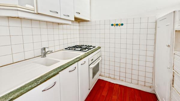 Découvrez ce grand studio avec balcon, idéalement situé dans le quartier prisé de Silly-Galliéni à Boulogne-Billancourt.