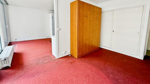 Découvrez ce grand studio avec balcon, idéalement situé dans le quartier prisé de Silly-Galliéni à Boulogne-Billancourt.