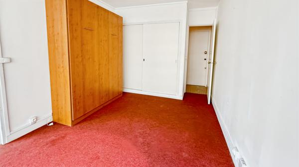 Découvrez ce grand studio avec balcon, idéalement situé dans le quartier prisé de Silly-Galliéni à Boulogne-Billancourt.