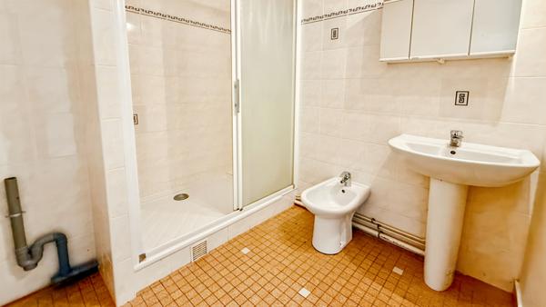 Découvrez ce grand studio avec balcon, idéalement situé dans le quartier prisé de Silly-Galliéni à Boulogne-Billancourt.