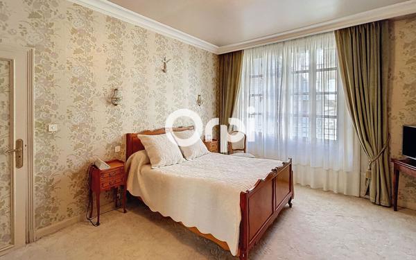 Immeuble à vendre    9 pièces • 230 m2 Saint-Flour