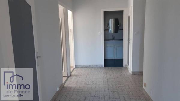 SEYSSINET PARISET. Appartement de type 4 pièces situé au 4ème étage entièrement refait