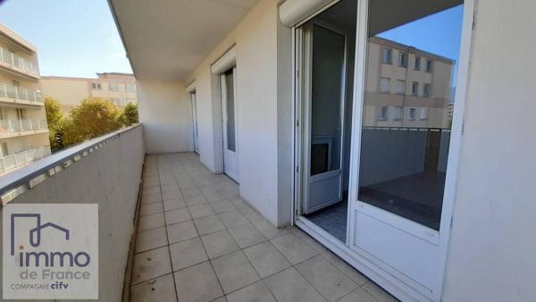 SEYSSINET PARISET. Appartement de type 4 pièces situé au 4ème étage entièrement refait