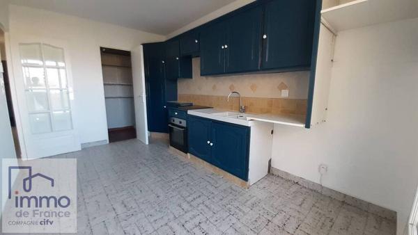 SEYSSINET PARISET. Appartement de type 4 pièces situé au 4ème étage entièrement refait