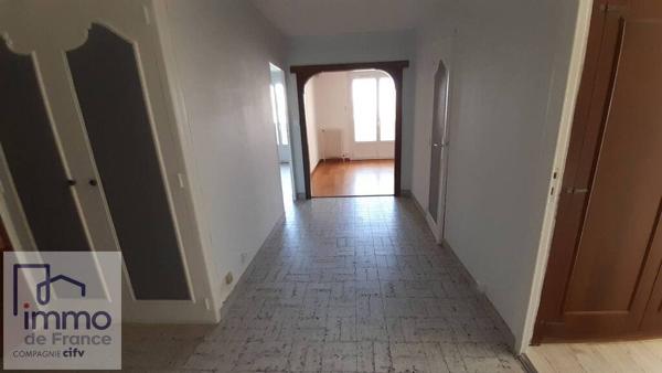 SEYSSINET PARISET. Appartement de type 4 pièces situé au 4ème étage entièrement refait