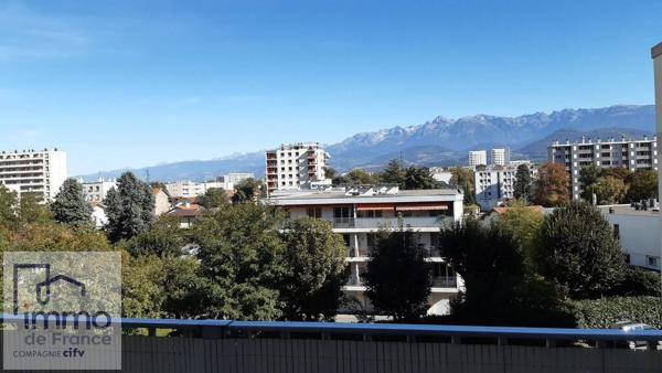 SEYSSINET PARISET. Appartement de type 4 pièces situé au 4ème étage entièrement refait