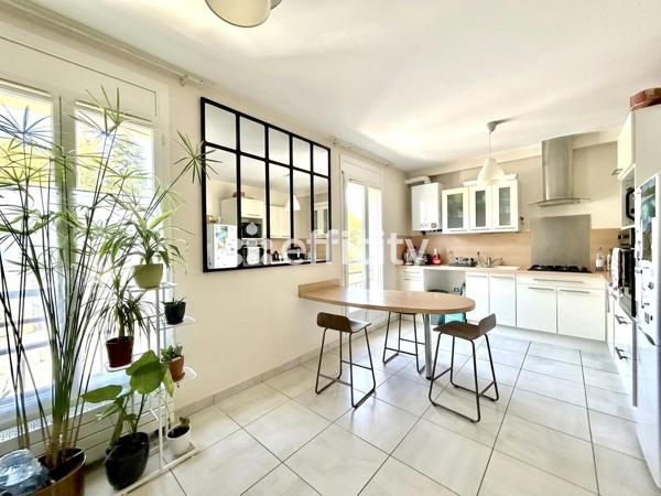 Appartement
         2 pièces
        - 47 m² 120 000 € *