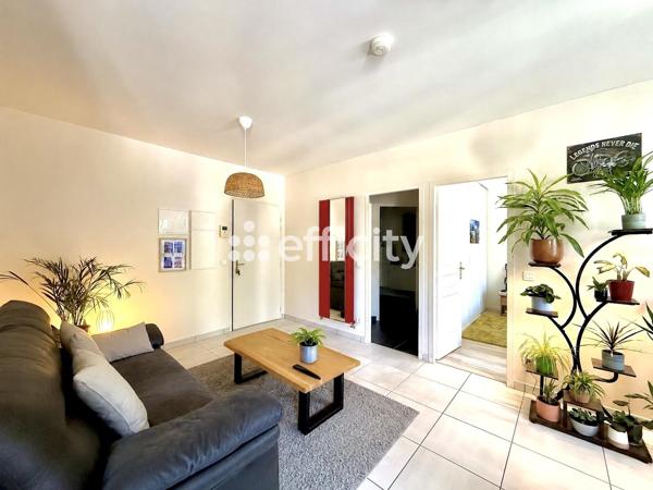 Appartement
         2 pièces
        - 47 m² 120 000 € *